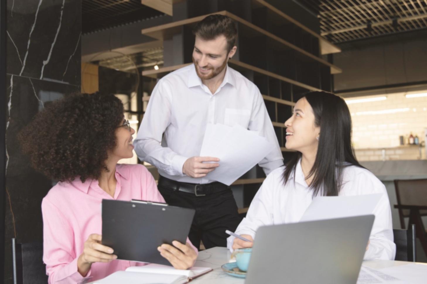 Professionnel analysant des données financières sur plusieurs écrans