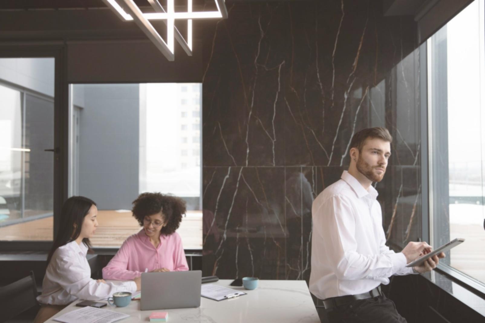 Session de formation en modélisation financière avec écrans et données